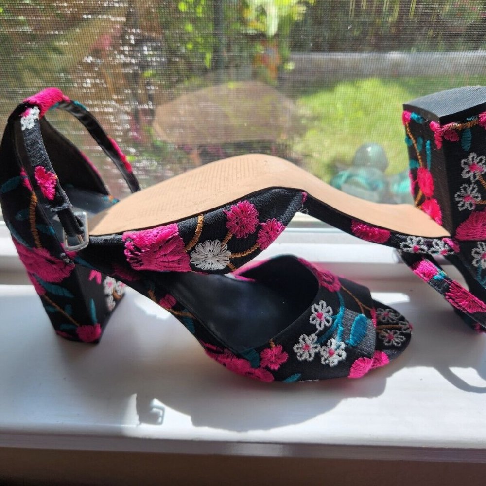 Steve Madden Girl Black Embroidered  Open-Toe - Women size 10M Pre-owned